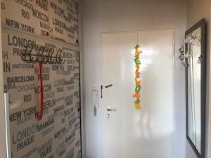 une chambre dotée d'une porte avec des écritures sur le mur dans l'établissement City Weserblick, à Bremerhaven