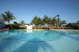 A piscina localizada em Fruit & Spice Wellness Resort Zanzibar ou nos arredores