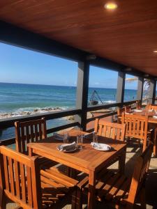 Restauracja lub miejsce do jedzenia w obiekcie The Waves at Cane Bay