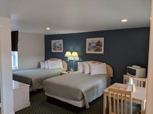 Кровать или кровати в номере Crystal Sands Motel