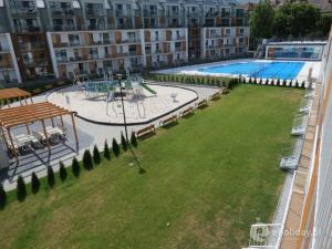 Bazén v ubytovaní Apartament Limonkowy Kołobrzeg Podczele alebo v jeho blízkosti