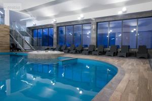 Bazén v ubytovaní Apartament Limonkowy Kołobrzeg Podczele alebo v jeho blízkosti