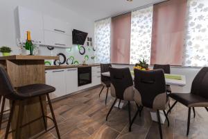 Kuchyňa alebo kuchynka v ubytovaní Sensitive relax apartment + 34 fotografií