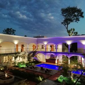 Villa con piscina por la noche en Hotel Boutique Las Hortensias, en Pilar