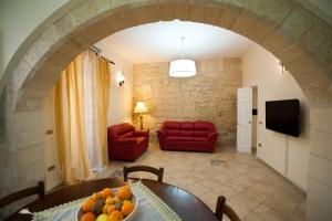 una sala de estar con una mesa con un bol de fruta en Le Antiche Mura en Lecce