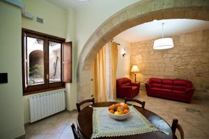 una habitación con una mesa con un tazón de naranjas. en Le Antiche Mura, en Lecce