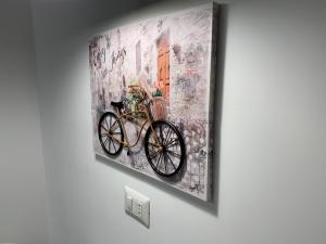 una pintura de una bicicleta colgada en una pared en Riccardi's Home, en Nápoles