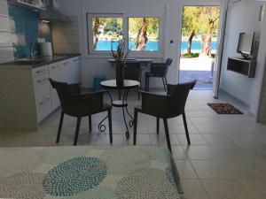 Kuchyňa alebo kuchynka v ubytovaní Sea Front Studio - Porto Boufalo - Evia