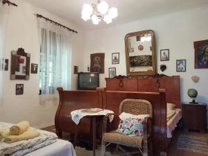 ein Schlafzimmer mit einem Klavier und einem Spiegel in der Unterkunft Aralica Parasztház in Siklós