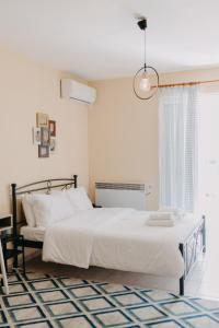 biała sypialnia z łóżkiem i oknem w obiekcie BEST HOUSE, NIRVANA, PATRA w mieście Patras
