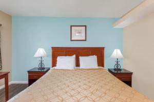Säng eller sängar i ett rum på Travelodge by Wyndham San Diego SeaWorld