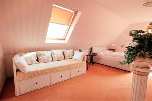 um quarto no sótão com uma cama e uma janela em Ferienhaus De Luxe em Seevetal