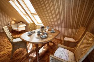 comedor con mesa de madera y sillas en Ferienhaus De Luxe, en Seevetal