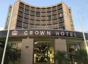 莫士比港的住宿－Crown Hotel，带有阅读皇冠酒店标志的酒店
