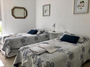 um quarto com 2 camas e um espelho em ALOHA Güemes Premium, 2 dorm con Vista a las Sierras em Córdoba