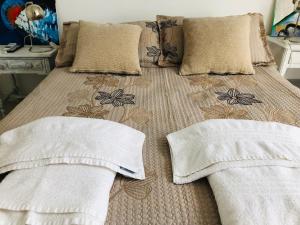 Una cama con dos almohadas encima. en ALOHA Güemes Premium, 2 dorm con Vista a las Sierras en Córdoba
