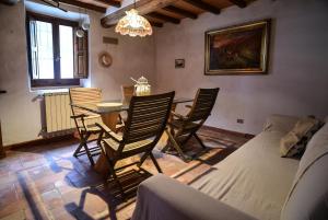 sala de estar con sillas, mesa y sofá en Casa Botena, en Vicchio