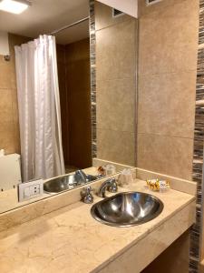 baño con lavabo y espejo grande en ALOHA Güemes Premium, 2 dorm con Vista a las Sierras en Córdoba