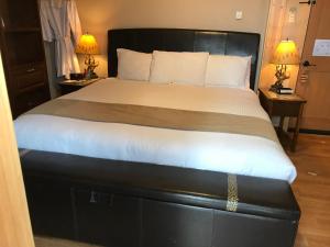 Giường trong phòng chung tại Twisp River Suites