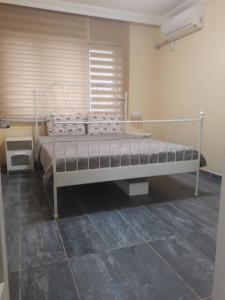 een slaapkamer met een wit bed in een kamer bij Thamer apartment in Bursa