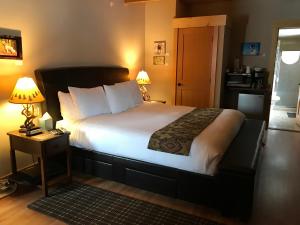 Giường trong phòng chung tại Twisp River Suites