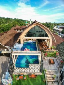 een uitzicht op een huis met een zwembad bij Marc Hotel Gili Trawangan in Gili Trawangan