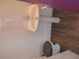 łazienka z toaletą i dozownikiem papieru toaletowego w obiekcie Résidence Honoré de Balzac w mieście Brest