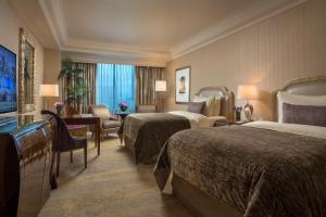 A bed or beds in a room at Hotel Mulia Senayan, Jakarta