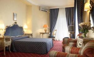 ローマにあるホテル エリセオのベッドとソファ付きのホテルルーム