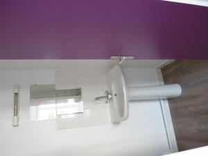ein Bad mit einem Urinal und einem Fenster in der Unterkunft Résidence Honoré de Balzac in Brest