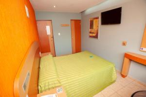 Un dormitorio pequeño con una cama en una habitación. en Hotel Lira - Sólo Adultos, en Ciudad de México 13 fotos más
