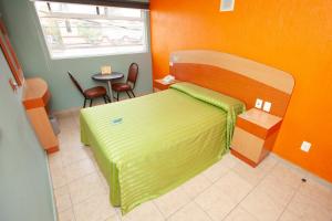 1 dormitorio con cama, mesa y ventana en Hotel Lira - Sólo Adultos, en Ciudad de México