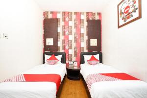 En eller flere senge i et værelse på OYO 425 Mojokerto Guesthouse
