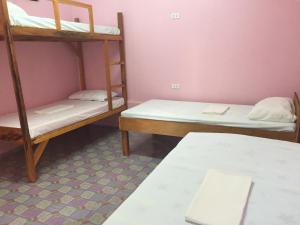 Krevet ili kreveti na sprat u jedinici u okviru objekta Bohemian Bohol Hostel