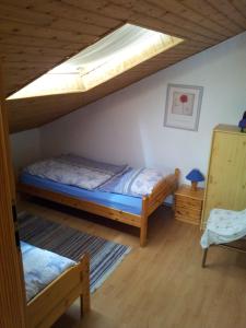Tempat tidur dalam kamar di Ferienwohnung Evangeline Borsch