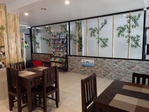 - un restaurant avec une table et des chaises dans la chambre dans l'établissement Som Guesthouse, à Patong Beach