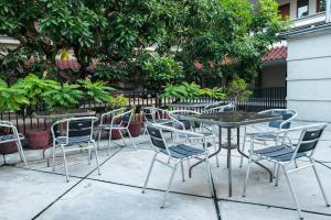 a group of chairs and a table in a patio at Hotel Cepu Indah 2 in Cepu