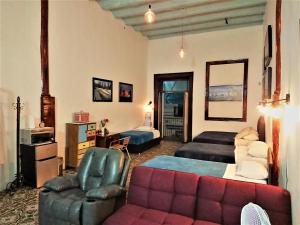 a living room with a couch and a bed and a living room at Suite Vintage in Puebla