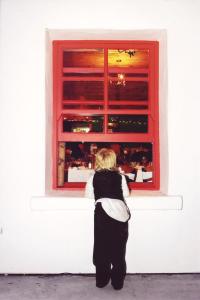 uma criança a olhar pela janela em Donegal House em Kaikoura
