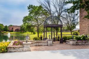 een tuin met een tuinhuisje en een vijver bij Wyndham Garden Schaumburg Chicago Northwest in Schaumburg