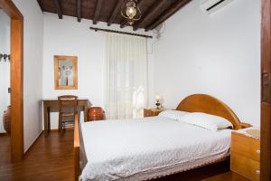 MárpissaにあるMarouso Villa Parosのベッドルーム(白いベッド1台、デスク付)