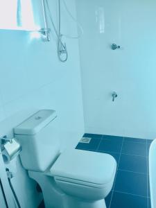 Kylpyhuone majoituspaikassa Suwani Pinnawala Homestay