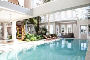 ein Schwimmbad in der Mitte eines Hauses in der Unterkunft Banksia Boutique Hotel & Spa in Kapstadt