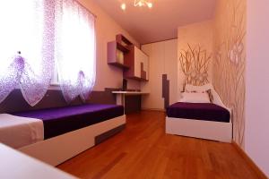 Un dormitorio con dos camas y una ventana en Villa Zarina - ZAvillas - up to 12 people, en Peschiera del Garda 51 fotos más