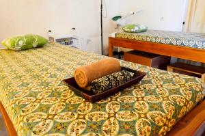 A bed or beds in a room at RedDoorz Plus @ Raya Senggigi Lombok