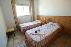 Posteľ alebo postele v izbe v ubytovaní COSTA DAURADA APARTAMENTS - Regueral