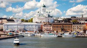 una città con barche in acqua di fronte agli edifici di Sharm Sweet Studio City Center Kamppi 49 Kalevankatu a Helsinki