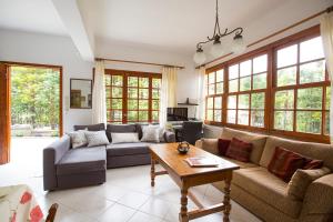 - un salon avec un canapé et une table dans l'établissement Villa House 200m From Sea, à Áyios Andréas