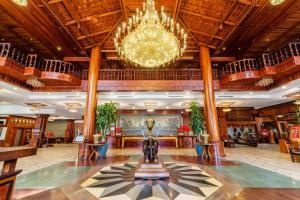 eine große Lobby mit einem Kronleuchter und einer Trophäe in der Mitte in der Unterkunft Empress Angkor Resort & Spa in Siem Reap