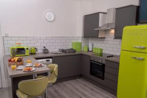 uma cozinha com um frigorífico verde e uma mesa em Tranquil Place in Dundee near Docks em Dundee